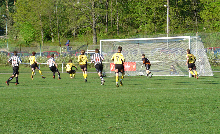 2004_0512_05.jpg - Arbogas försvar var satt under press i första halvlek.
